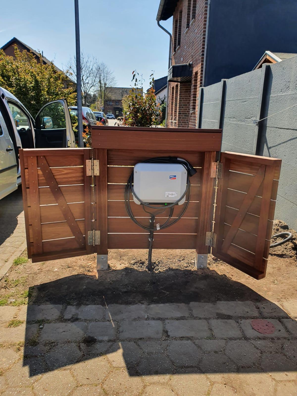 Maßgefertigte Holzverkleidung für eine Wallbox