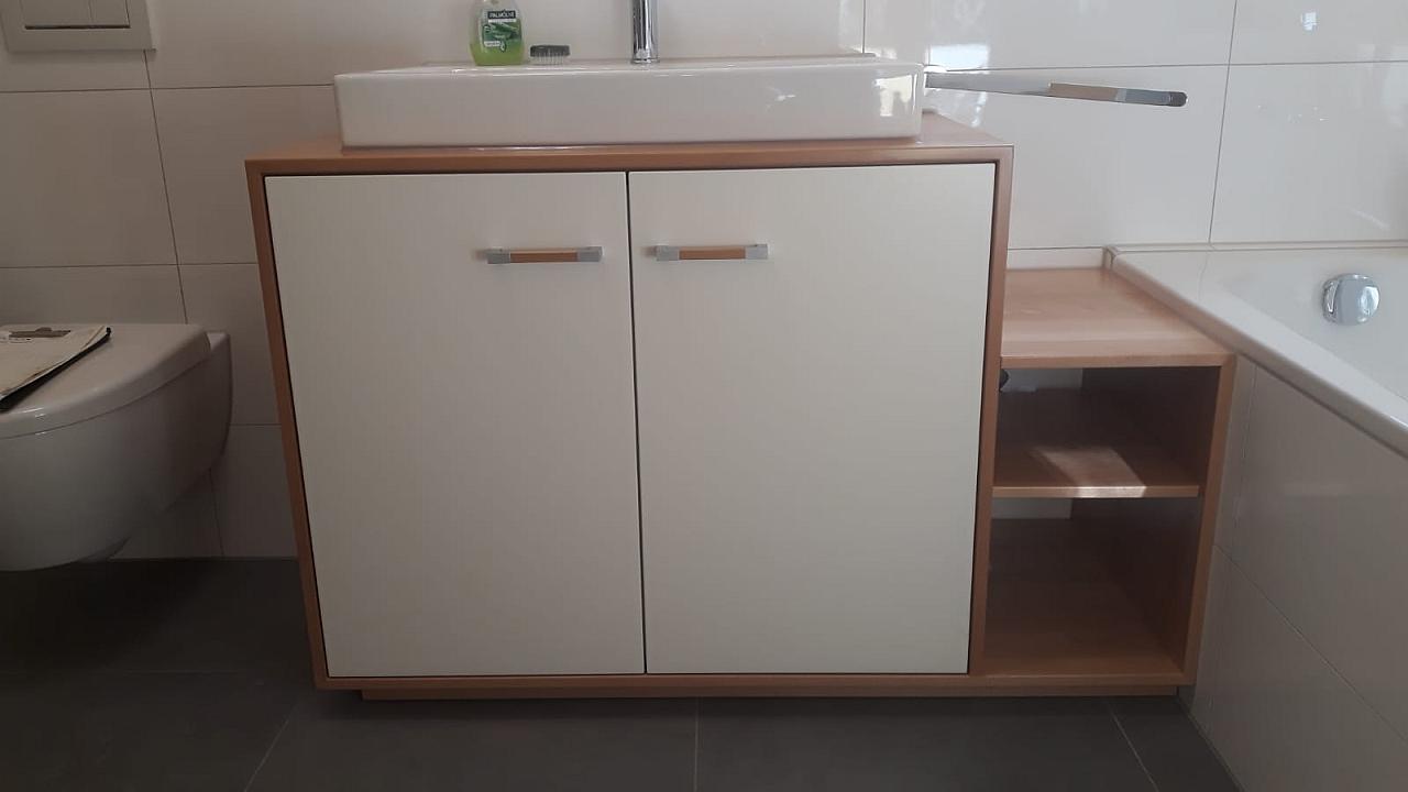 Moderner Badezimmer-Waschtisch mit Holz- und Weißelementen